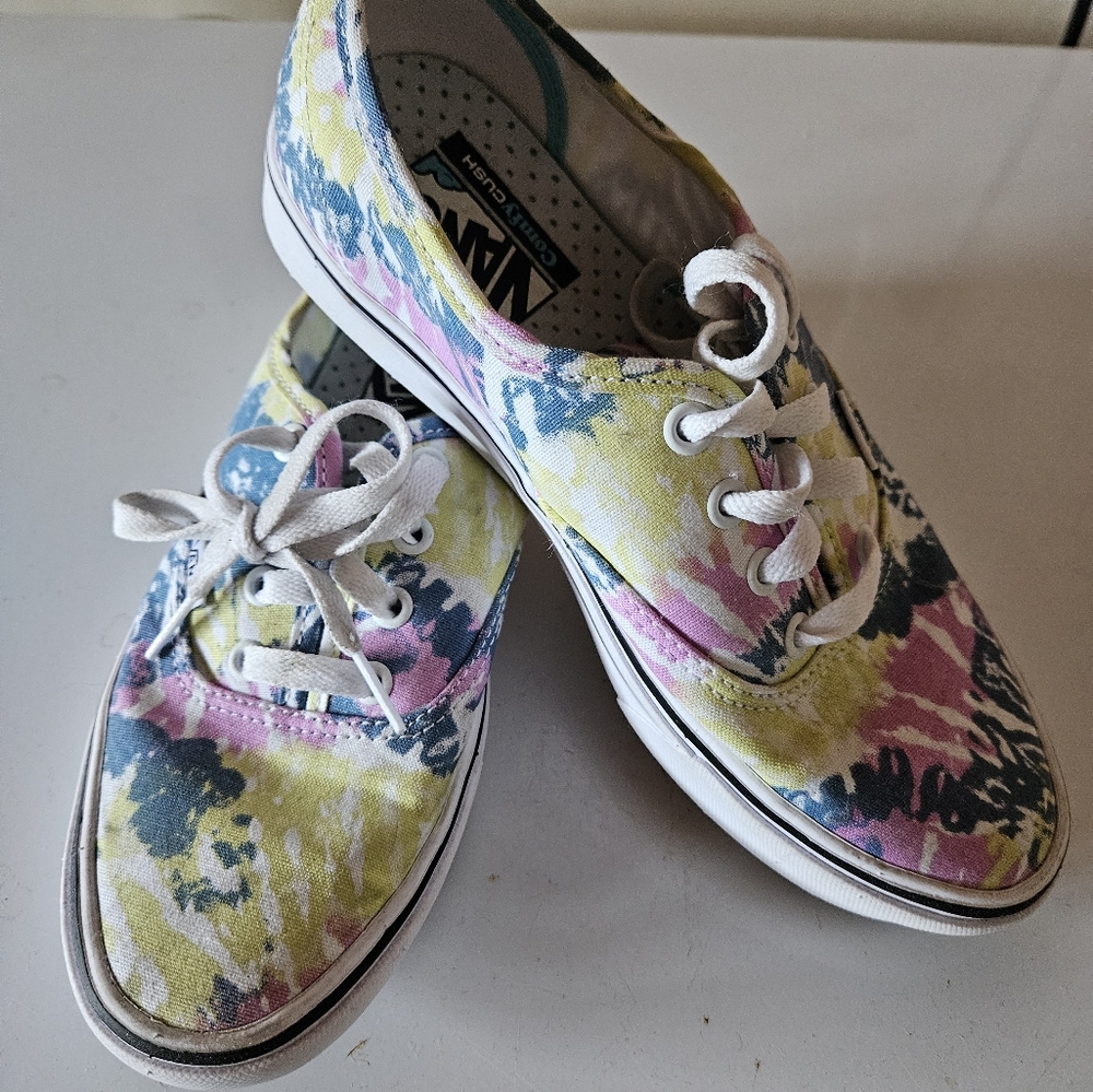 Vans canvas lace up shoes- like new